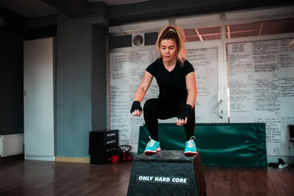 Donna Forma Bionda Che Salta Sul Blocco Palestra — Foto Stock