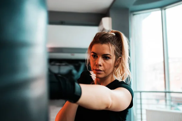 Προσωπογραφία Γυναίκας Kickboxer Κατάρτισης Στο Γυμναστήριο — Φωτογραφία Αρχείου