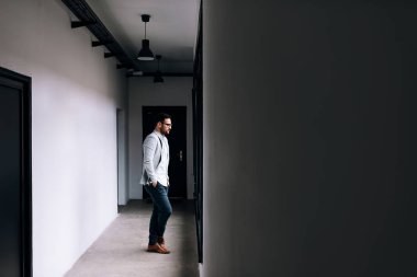 Yakışıklı işadamı penceresine bakarak.