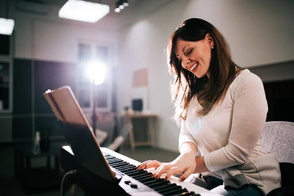 Vacker Kvinna Njuter Spela Piano — Stockfoto