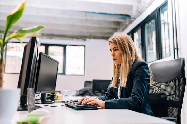 Vue Latérale Une Femme Affaires Travaillant Dans Bureau — Photo