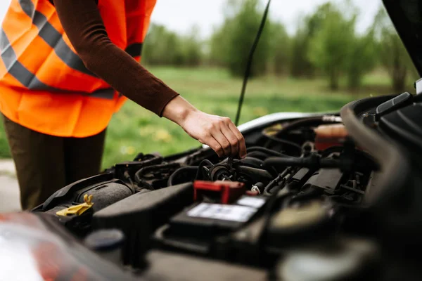 Young Woman Wearing High Visibility Vest Bending Engine Her Car — Stock Photo, Image