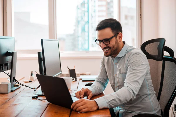 Joven Emprendedor Freelancer Usando Laptop Espacio Coworking —  Fotos de Stock