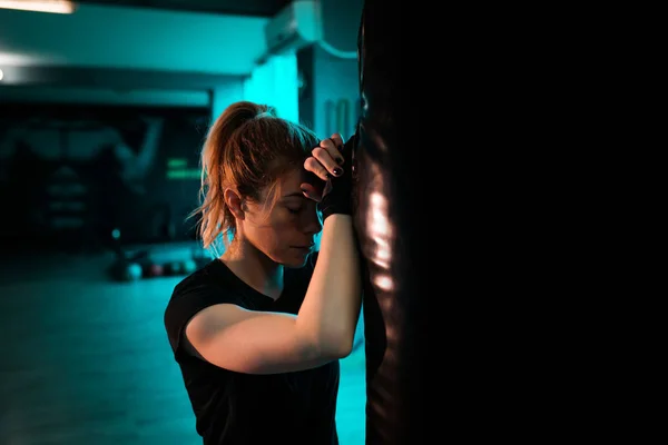 Mujer Joven Apoyada Saco Boxeo Después Del Entrenamiento — Foto de Stock