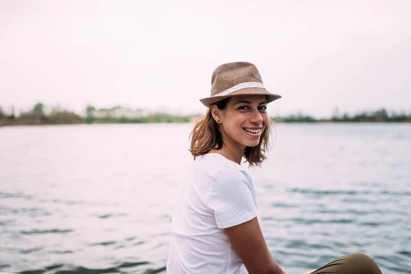 Retrato Mujer Sombrero Relajante Embarcadero Playa —  Fotos de Stock