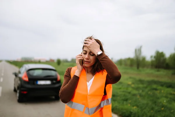 Mujer Llamando Servicio Carretera Después Que Coche Haya Averiado — Foto de Stock