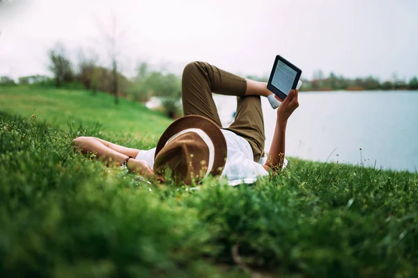 Enjoying Day Outdoors Reading Book Next Lake While Laying Grass — Stock Photo, Image
