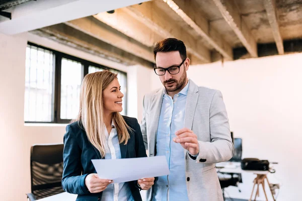 Young Business People Discussing Paperwork — Stock Photo, Image