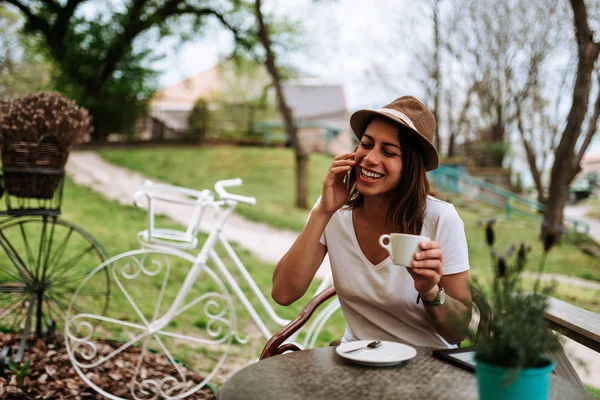 Усміхнена Жінка Кафе Розмовляє Телефону Каву — стокове фото
