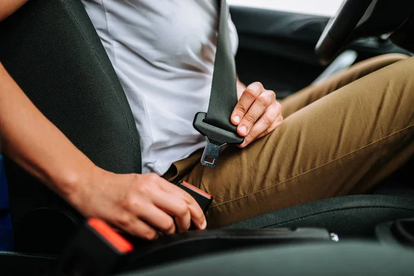 Close Uma Mulher Sentada Cinto Segurança Fixação Carro — Fotografia de Stock