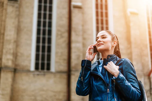 Retrato Mujer Atractiva Chaqueta Cuero Hablando Teléfono Móvil — Foto de Stock