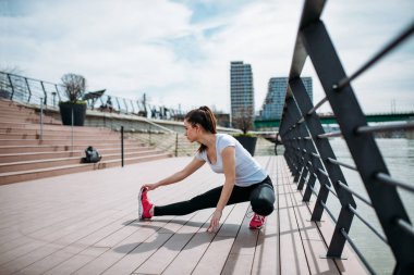 Genç germe ve açık çalıştırmaya hazırlanma kadın yerleştirmek