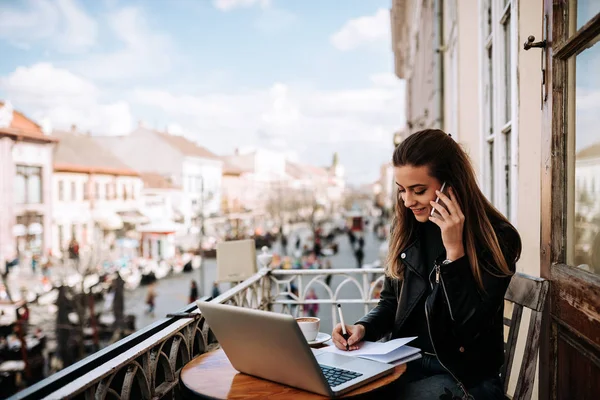 Junge Frau Arbeitet Laptop Auf Balkon Der Stadt — Stockfoto