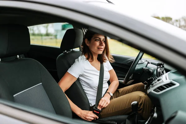 Jovem Mulher Desgaste Casual Condução Carac — Fotografia de Stock