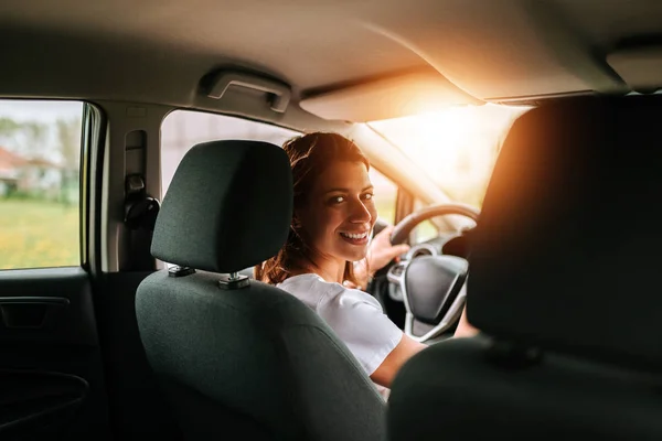 Jovem Mulher Desgaste Casual Condução Carac — Fotografia de Stock