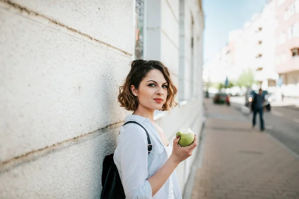 Young Woman Walking Street Eating Apple — Stock Photo, Image