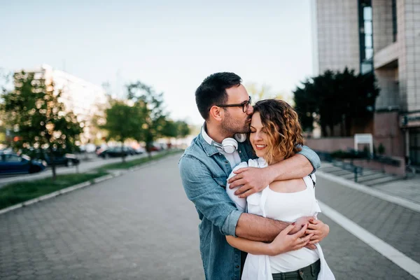 Jeune Couple Souriant Amusant Dans Rue Ville — Photo