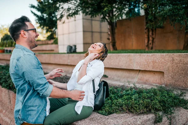 Jeune Couple Souriant Amusant Dans Rue Ville — Photo