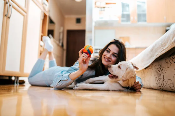 Genç Esmer Kadın Evde Köpekle Oynamayı — Stok fotoğraf