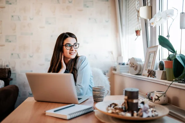 Estudiante joven en su apartamento mirando a la ventana . —  Fotos de Stock