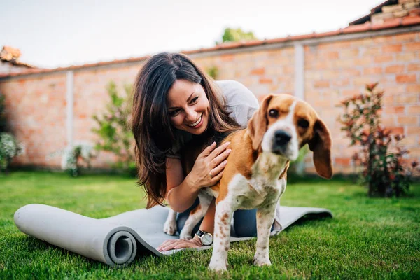 Chica Jugando Con Perro Beagle Patio — Foto de Stock