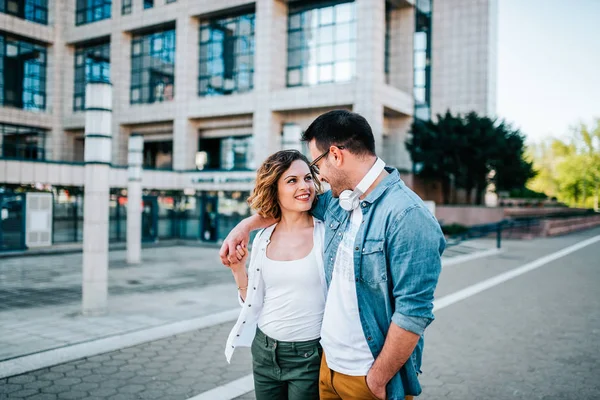 Charmant Couple Marchant Dans Rue — Photo