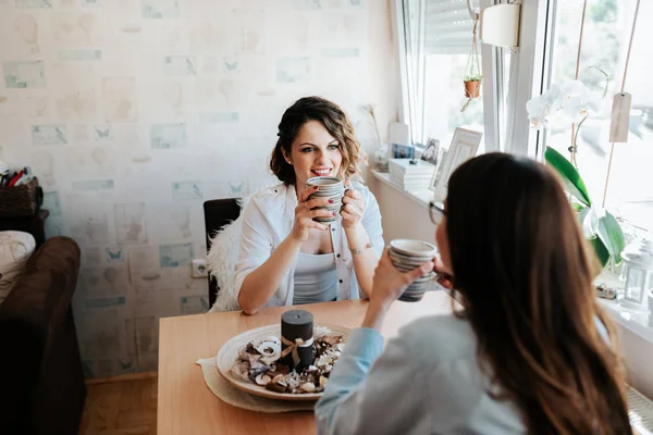 Dos Amigos Felices Teniendo Una Conversación Informal Sentados Escritorio —  Fotos de Stock