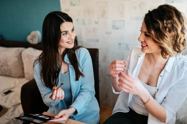 Las Mujeres Divierten Haciendo Maquillaje Interiores — Foto de Stock