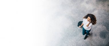 Üstten Görünüm Evet güzel kadın gezgin. Kız çanta.