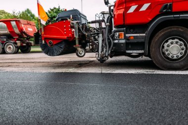 Yol onarım işi. Toz alma Makinası tamir yol. Sokak temizleme makinesi.