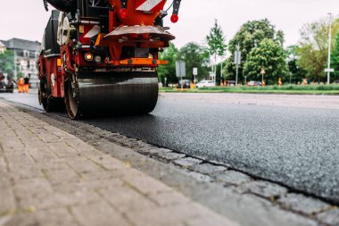 Yol onarım işi. Sokakta kırmızı makine