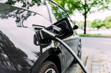 Sokakta modern elektrikli araba şarj. 