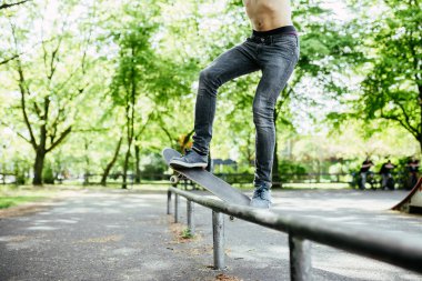 Rampa üzerinde atlama tanınmaz gömleksiz kaykaycı.