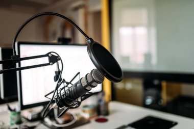 Podcast stüdyo: mikrofon ve bilgisayarı kapat