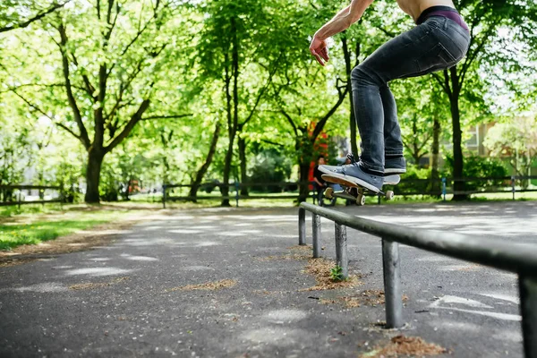 Skateboader Saltando Rampa Parque Verde —  Fotos de Stock