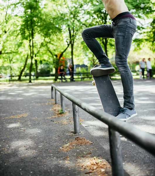Skateboarder Springt Auf Rampe Grünen Park — Stockfoto