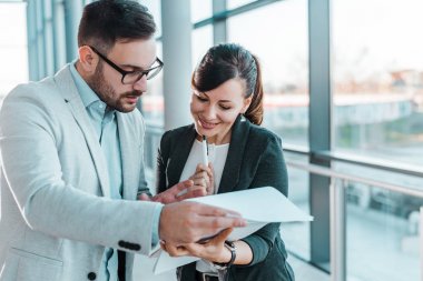 Patron ile modern ofis lobisinde belgeleri tartışırken kalfa