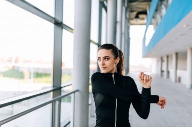 Genç uygun kadın germe silah kapalı konsantre