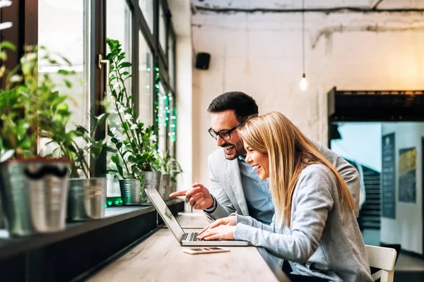 Lächelndes Paar Diskutiert Und Schaut Auf Laptop Bildschirm Während Café — Stockfoto