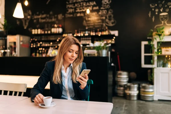 Σύγχρονη Επιχειρηματίας Φλιτζάνι Καφέ Κάθονται Στο Τραπέζι Και Χρησιμοποιώντας Smartphone — Φωτογραφία Αρχείου