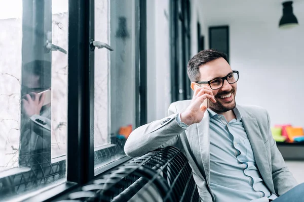 Πορτρέτο Του Επιτυχημένος Επιχειρηματίας Μιλώντας Στο Smartphone Στο Γραφείο — Φωτογραφία Αρχείου