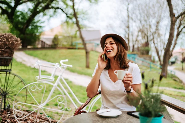 Mujer Riendo Mientras Habla Por Teléfono Cafetería Aire Libre —  Fotos de Stock