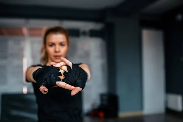 Attraente Femmina Combattente Stretching Palestra — Foto Stock