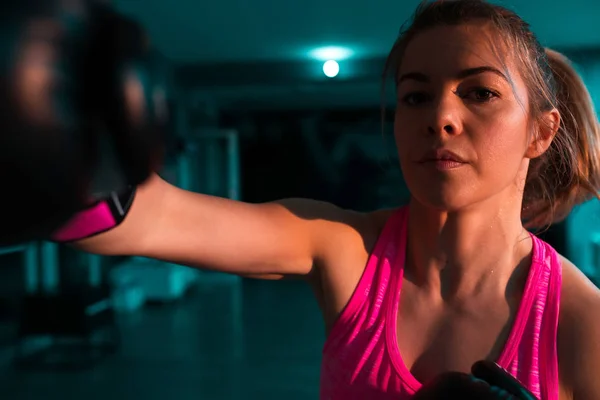 女性ボクサーで カメラを見ながら動きを練習してクローズ アップ — ストック写真