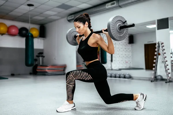 Donna Atletica Che Affondi Ponderati Con Bilanciere Sulla Schiena Palestra — Foto Stock