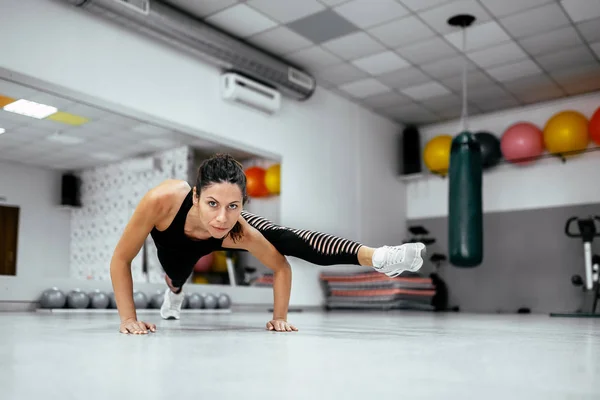 Giovane Donna Guardando Fotocamera Facendo Allenamento Forza Palestra — Foto Stock