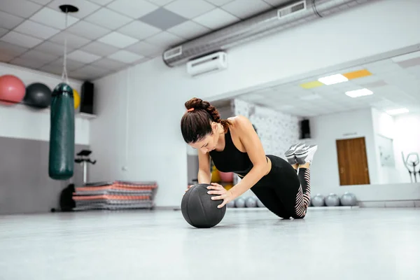 Όμορφη Ισχυρή Γυναίκα Κάνει Την Ώθηση Την Μπάλα Στο Γυμναστήριο — Φωτογραφία Αρχείου