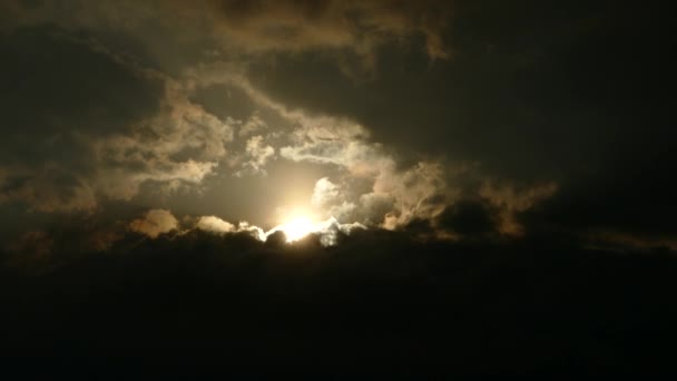 Zonsondergang in zwarte wolken — Stockvideo