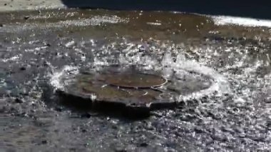 Su kemeri sudan çıkış. Atılım su sistemi. Kanalizasyon kapağı.
