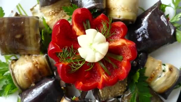 Kırmızı biber patlıcan üzerinden bir fincan. — Stok video